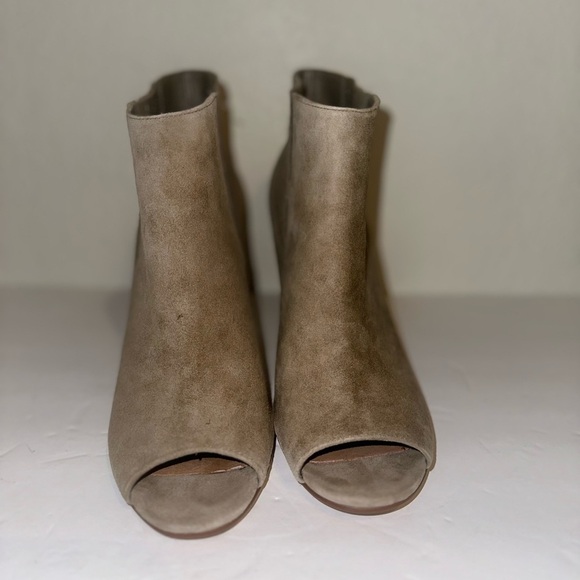 Halogen | Camden Suede Peep Toe Bootie in Taupe size 9 - Picture 4 of 8